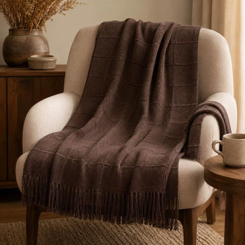 Couverture Bruyère chocolat sur un fauteuil