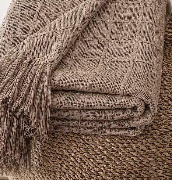 Détail du tissage à carreaux en relief, coloris chocolat