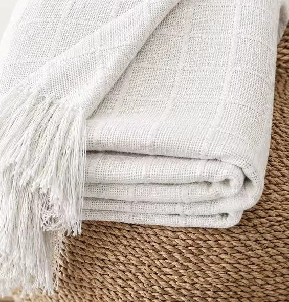 Détail du tissage à carreaux en relief et des franges, coloris blanc