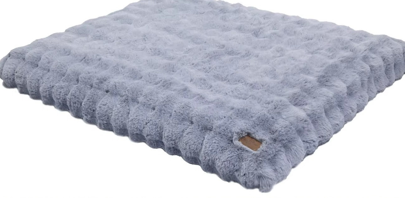 Le matelas Cocon gris clair vu de trois quarts, épaisseur de la mousse visible