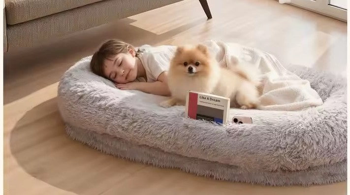 Une personne et un chien allongés ensemble dans le lit Grand Large