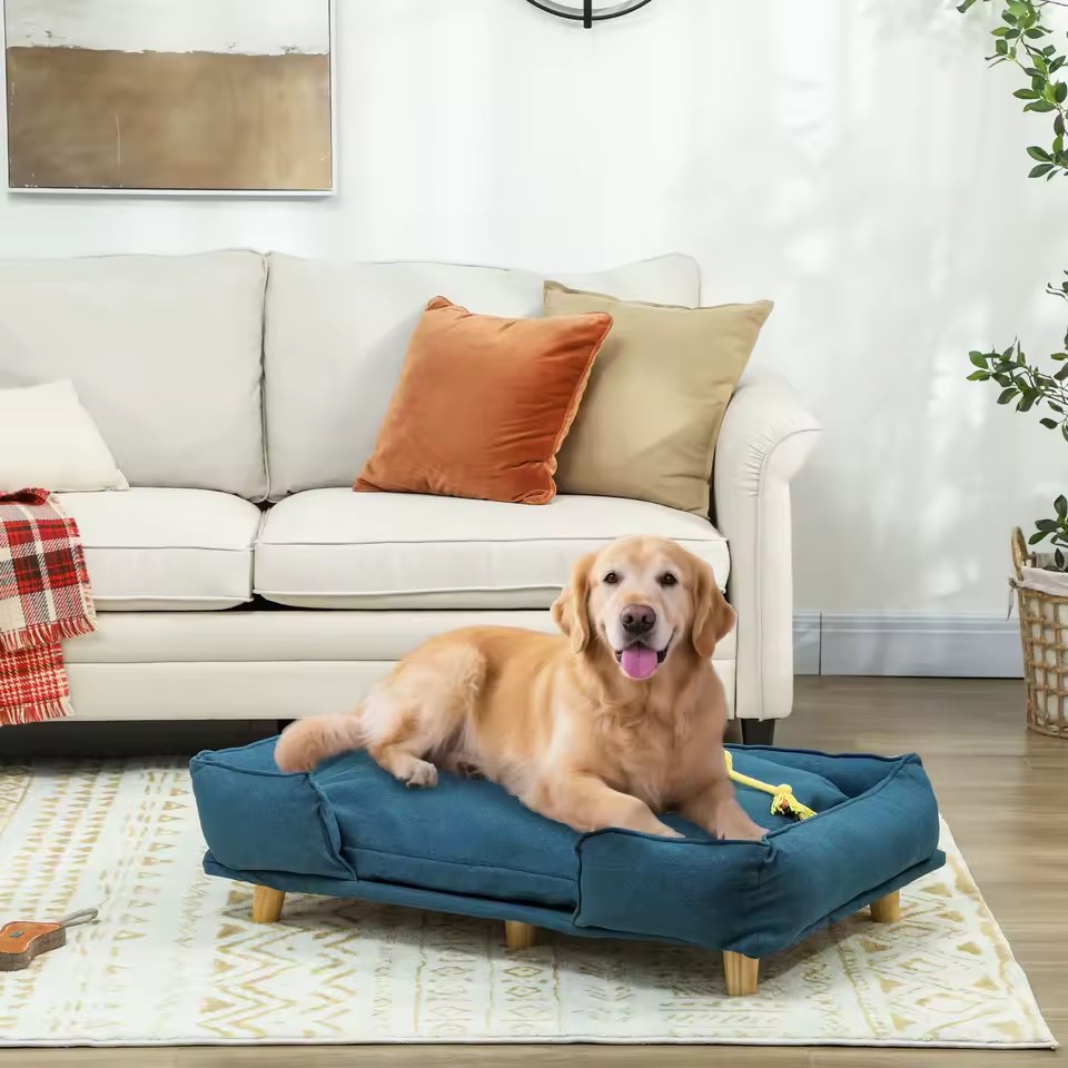 Le panier Marine posé dans un salon clair, chien couché sur le coussin