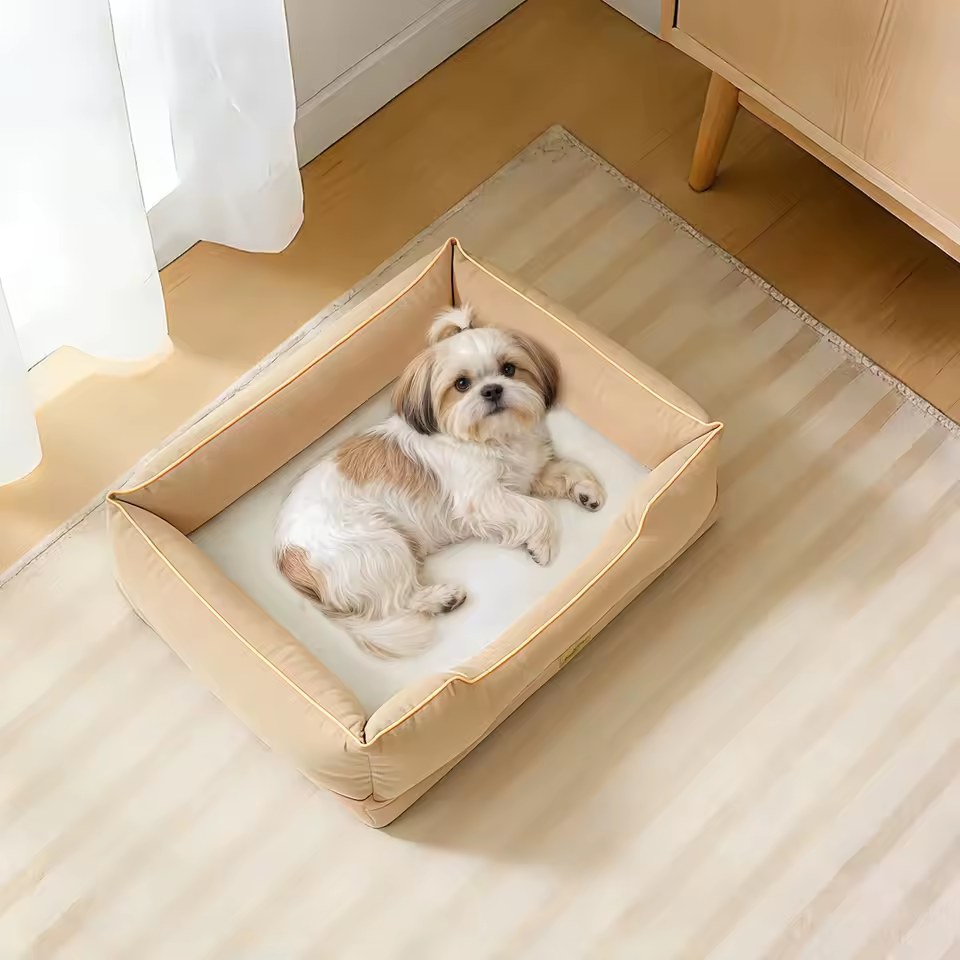 Le panier Tanière marron clair vu de dessus, petit chien couché dedans