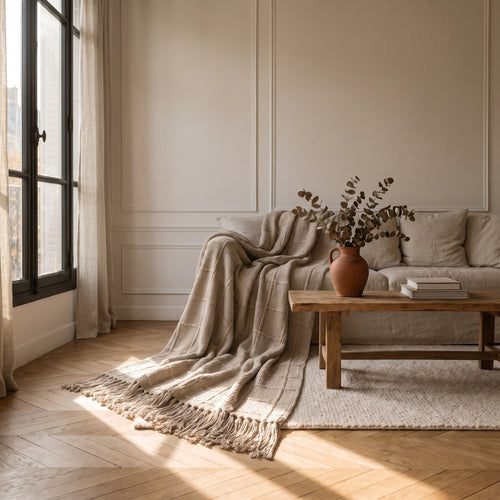 Couverture maillée respirante, en situation dans un salon